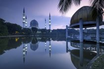 Малайзия, Шах-Алам, восход солнца в мечети Султана Салахуддина Абдул-Азиз-шах — стоковое фото