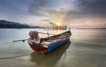 Рибальські човни пришвартовані на пляжі, чорний пісок пляжу, Лангкаві, Малайзія — стокове фото