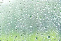 Vista de primer plano de gotas de lluvia sobre vidrio - foto de stock