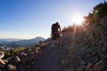 Equipaggi l'escursione in montagna al tramonto, California, Stati Uniti d'America — Foto stock