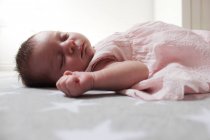 Bambino ragazza indossa abito rosa dormire — Foto stock
