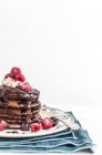 Stapel von leckeren Schokoladenpfannkuchen, Kopierraum — Stockfoto