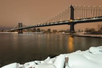 Manhattan bridge von brooklyn, new york, usa aus gesehen — Stockfoto