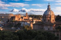 Vista panorámica del coliseo y paisaje urbano, Roma, Lacio, Italia - foto de stock