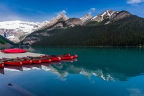 Canoas en Lake Louise, Canadian Rockies, Banff National Park, Alberta, Canadá - foto de stock