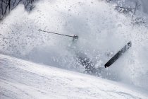 Лыжник падает в снег, Альпы, Гаштайн, Австрия — стоковое фото