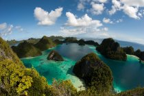 Vista panorámica de islas y bahías tropicales, Sorong, Papúa Occidental, Indonesia - foto de stock
