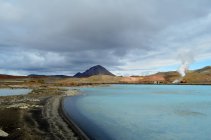 Мальовничий вид на синє озеро, крапля, Myvatn, Ісландія — стокове фото