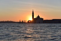 Silhueta do horizonte da cidade ao nascer do sol, Veneza, Itália — Fotografia de Stock