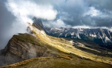 Montagnes incroyables avec des nuages gris touchant le sommet au Tyrol du Sud, Italie — Photo de stock