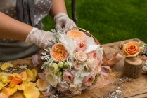 Cropped image of Woman preparing bouquet of flowers — Stock Photo