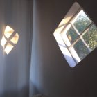Vista interior de la ventana de diamante reflejada en la cortina - foto de stock