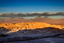 Мальовничим видом Valle de la Luna, пустеля Атакама, Чилі — стокове фото