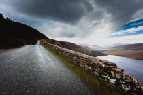 Malerischer Blick auf die leere Straße entlang des Sees, Irland — Stockfoto
