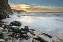 Vista panorámica del amanecer por el océano, Irlanda - foto de stock