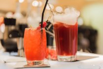 Fruchtsaft-Cocktails vor verschwommenem Hintergrund — Stockfoto