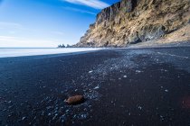 Island, vik, reynisdrangar, malerischer Blick auf den schwarzen Sandstrand — Stockfoto