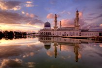 Malerischer Blick auf die schwimmende Moschee der Stadt Kota Kinabalu, Sabah Borneo, Ostmalaysien — Stockfoto