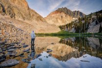 Uomo in piedi al bellissimo lago, Inyo National Forest, California, America, Stati Uniti d'America — Foto stock
