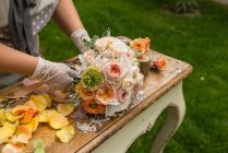 Imagem cortada de Mulher preparando buquê de flores — Fotografia de Stock
