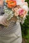 Imagem cortada de mulher segurando buquê de flores — Fotografia de Stock