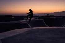 Silhouette of a skateboarder at Venice Beach, California, America, USA — Stock Photo
