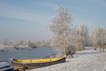 Vue panoramique sur les bateaux amarrés le long de la rivière, Oldersum, Basse-Saxe, Allemagne — Photo de stock