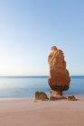 Португалія, Алгарве, Прайя да струмками, мальовничий вид на стек скелі на піщаний пляж — стокове фото