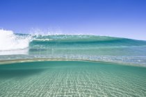Живописный вид на красивую голубую волну — стоковое фото