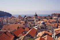 Vista panorámica de los tejados de la ciudad, Croacia - foto de stock