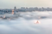 Vista panoramica del paesaggio urbano nella nebbia, Gaia, Oporto, Portogallo — Foto stock