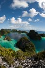 Ilhas e baías tropicais, Sorong, Papua Ocidental, Indonésia — Fotografia de Stock