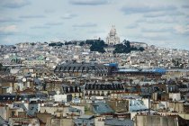 Живописный вид на Сакре-Кер и горизонт города, Монмартр, Париж, Франция — стоковое фото