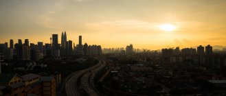 Vista panorâmica do pôr do sol sobre o horizonte da cidade, Kuala Lumpur, Malásia — Fotografia de Stock