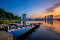 Vista panorámica de la salida del sol en embarcadero en el lago, Pullman, Putrajaya, Malasia - foto de stock