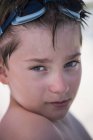 Портрет мальчика в очках для плавания, смотрящего в камеру — стоковое фото