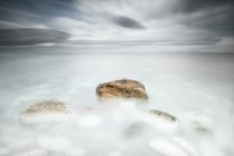 Reino Unido, Irlanda del Norte, Paisaje marino con rocas - foto de stock