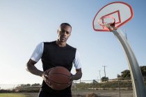 Retrato de Jovem segurando um basquete em um parque — Fotografia de Stock