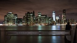 Vista panorámica del centro de Manhattan por la noche, Nueva York, EE.UU. - foto de stock