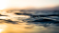 Primo piano dell'acqua dell'oceano al tramonto — Foto stock