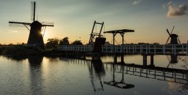 Moinhos de vento tradicionais ao pôr do sol, Kinderdisk, Países Baixos — Fotografia de Stock