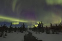 Vista panorámica de majestuosas luces boreales - foto de stock