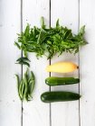 Blick über den Kopf auf frische Zucchini, Kürbis, Paprika, Bohnen und Basilikum — Stockfoto