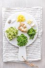 Ingredientes vegetarianos para molho de massas sobre toalha de cozinha, vista superior — Fotografia de Stock
