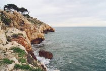 Живописный вид на скалы вдоль побережья, Малага, Андаульсия, Испания — стоковое фото