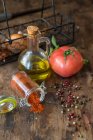 Primo piano vista di ingredienti di cottura e spezie sul tavolo di legno — Foto stock