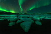 Aurores boréales dans le ciel nocturne au-dessus de la lagune de Jokulsarlon, Islande — Photo de stock