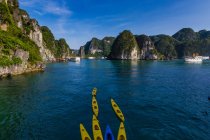 Bela paisagem com caiaques no mar em Ha long Bay, Vietnã — Fotografia de Stock