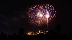 Vista panorâmica do festival Firework em Khoa Wang, Phetchaburi, Tailândia — Fotografia de Stock
