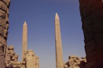 Vista panoramica di obelischi e rovine, Egitto — Foto stock